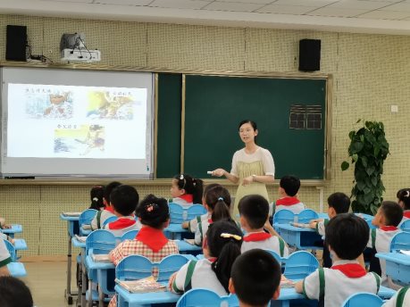 一群小孩在桌子边&#xA;&#xA;中度可信度描述已自动生成