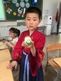 小孩站在桌子上&#xA;&#xA;中度可信度描述已自动生成