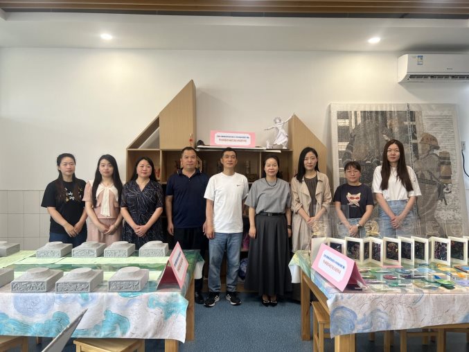 江苏省教研课题课题组成员合影大图模式（   含嘉宾：祖金明，张雯，夏翠莲）2025.6.17月华路小学湖东路校区