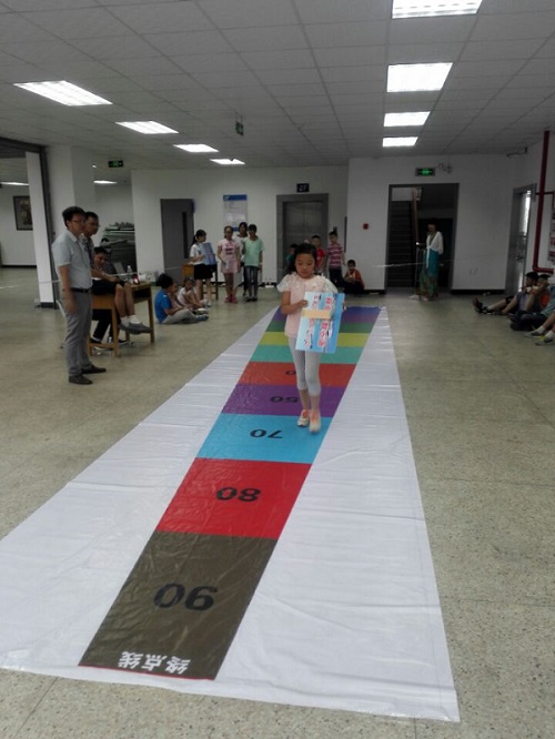 江宁区中小学生航空模型竞赛过独木桥项目第一名张文悦.jpg